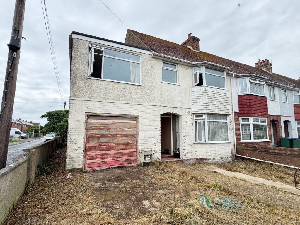 Lot: 16 - FIVE-BEDROOM HOUSE FOR TOTAL REFURBISHMENT WITH POTENTIAL PLOT - Front of property